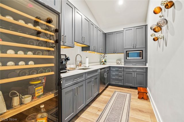 631 Rocky Hollow Drive, Akron, OH 44313