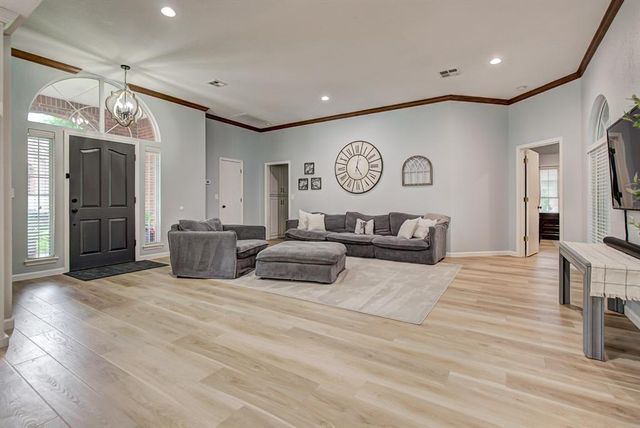 2207 Oak Leaf Circle, Enid, OK 73703