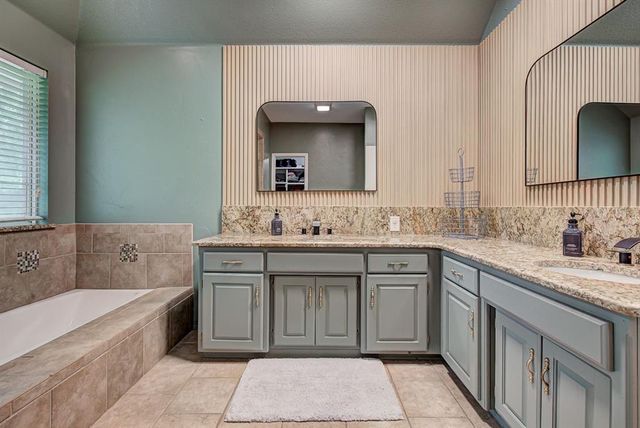 2207 Oak Leaf Circle, Enid, OK 73703