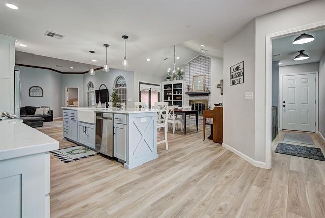 2207 Oak Leaf Circle, Enid, OK 73703
