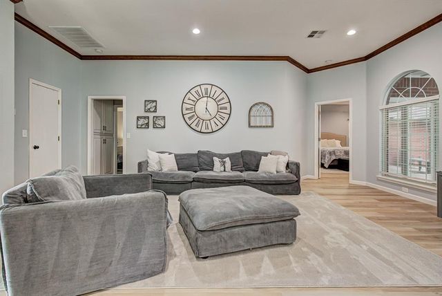 2207 Oak Leaf Circle, Enid, OK 73703