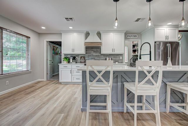 2207 Oak Leaf Circle, Enid, OK 73703