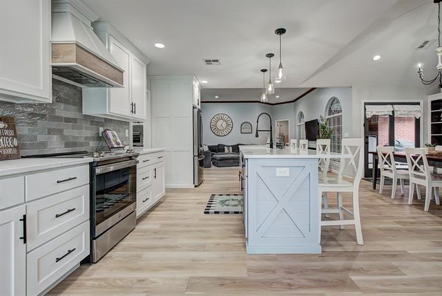2207 Oak Leaf Circle, Enid, OK 73703