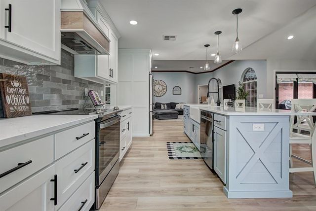 2207 Oak Leaf Circle, Enid, OK 73703