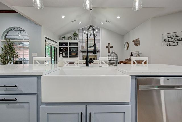 2207 Oak Leaf Circle, Enid, OK 73703