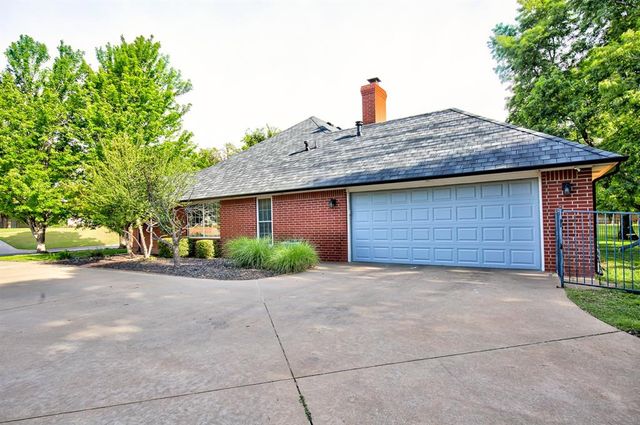 2207 Oak Leaf Circle, Enid, OK 73703