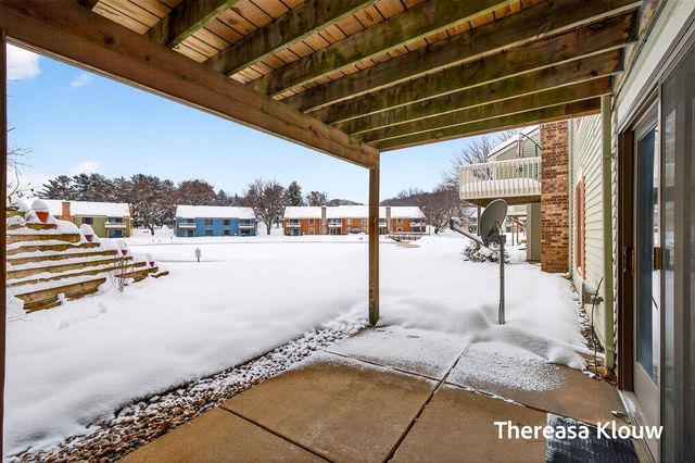 17496 Meadow Wood Road, Spring Lake, MI 49456