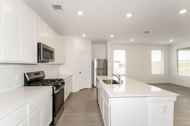 1908 Ponderosa Pine Lane, Mustang, OK 73128