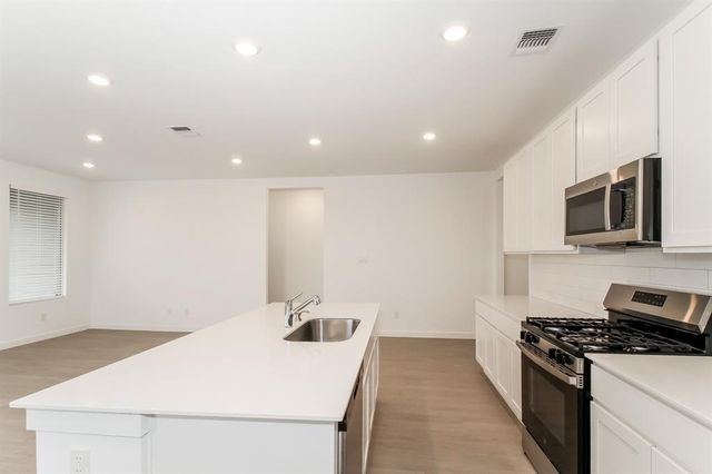 1908 Ponderosa Pine Lane, Mustang, OK 73128