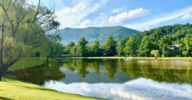 8 Lakeview Drive, Fairview, NC 28730