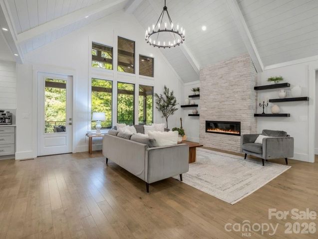 8 Lakeview Drive, Fairview, NC 28730