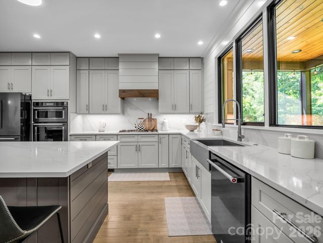 8 Lakeview Drive, Fairview, NC 28730