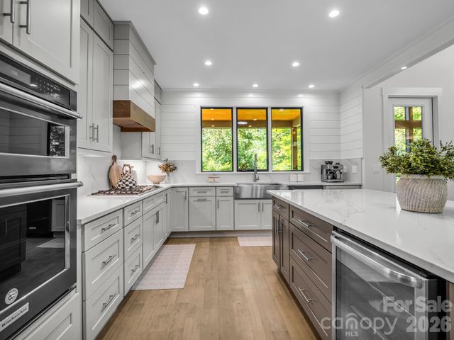 8 Lakeview Drive, Fairview, NC 28730