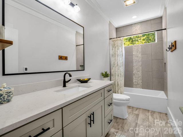 8 Lakeview Drive, Fairview, NC 28730