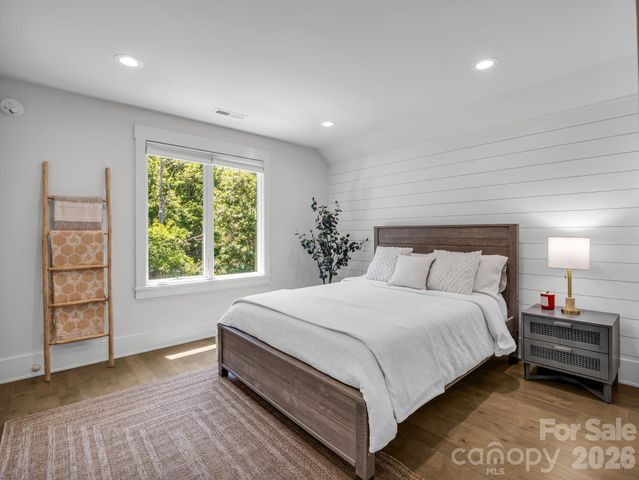 8 Lakeview Drive, Fairview, NC 28730
