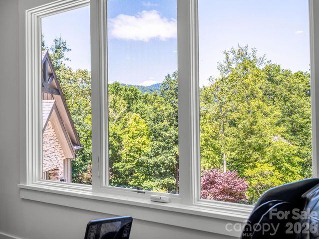 8 Lakeview Drive, Fairview, NC 28730