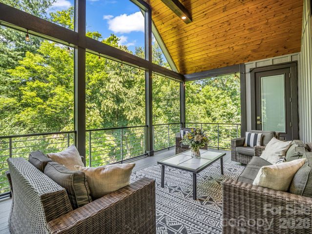 8 Lakeview Drive, Fairview, NC 28730