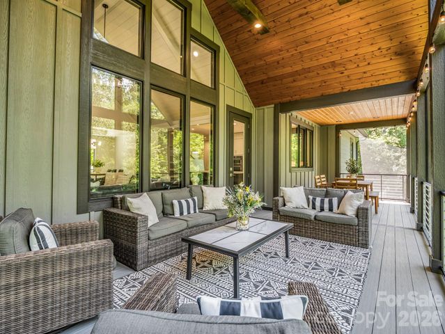 8 Lakeview Drive, Fairview, NC 28730