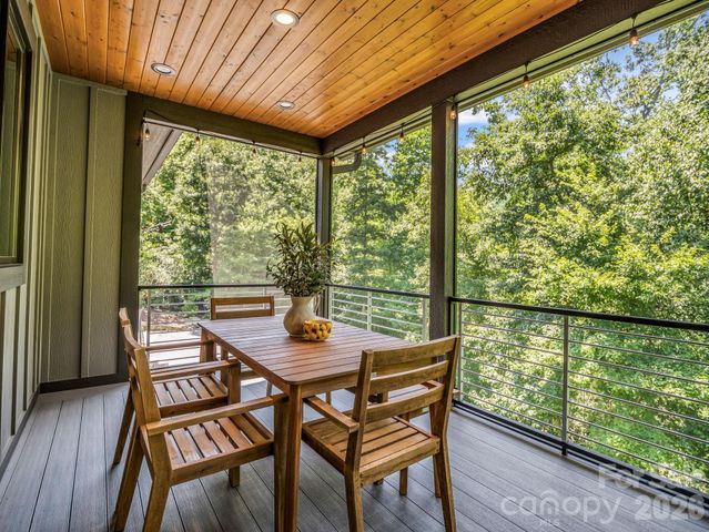 8 Lakeview Drive, Fairview, NC 28730