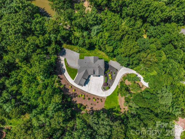 8 Lakeview Drive, Fairview, NC 28730