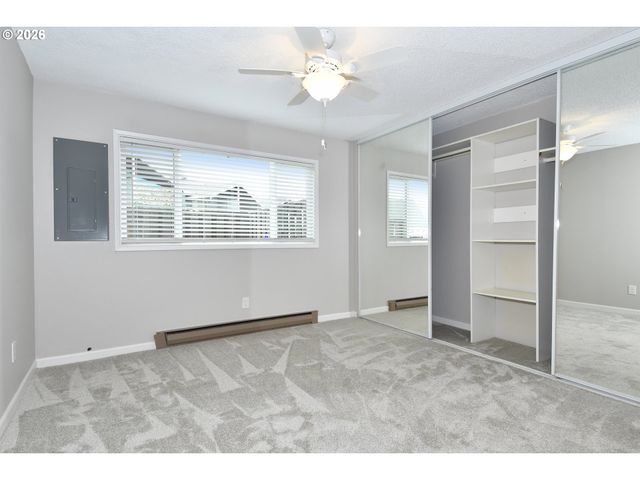 1514 Ne HOGAN Dr, Gresham, OR 97030