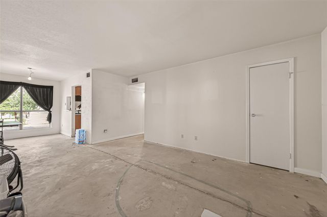 101 Stratford 104, Houston, TX 77006