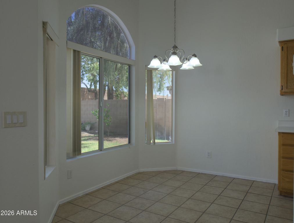 Image 5 of property listing at 8338 W Audrey Lane, Peoria, AZ 85382
