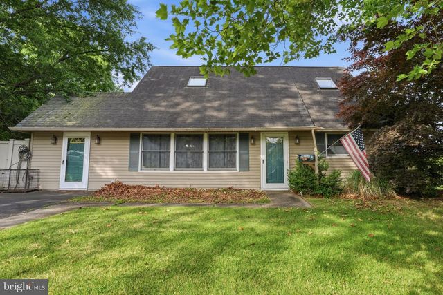 2 QUAY RD, Levittown, PA 19057