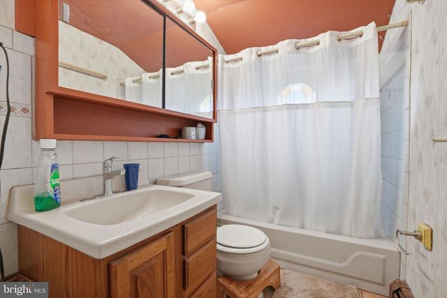 2 QUAY RD, Levittown, PA 19057