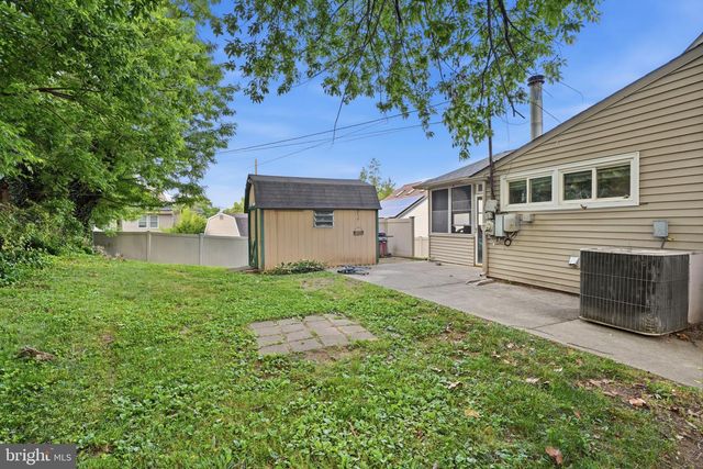 2 QUAY RD, Levittown, PA 19057