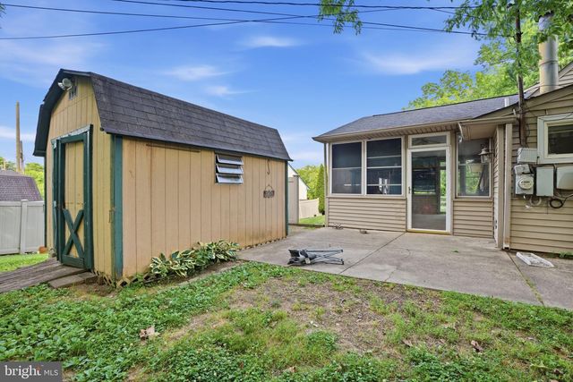 2 QUAY RD, Levittown, PA 19057