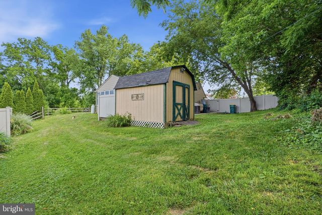 2 QUAY RD, Levittown, PA 19057