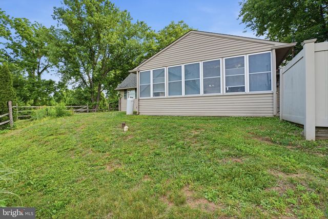 2 QUAY RD, Levittown, PA 19057