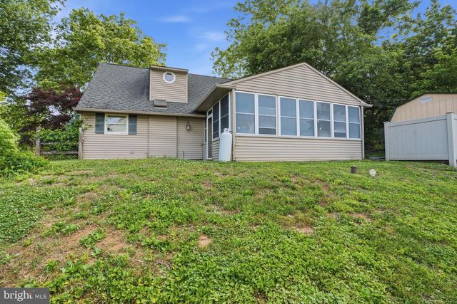 2 QUAY RD, Levittown, PA 19057