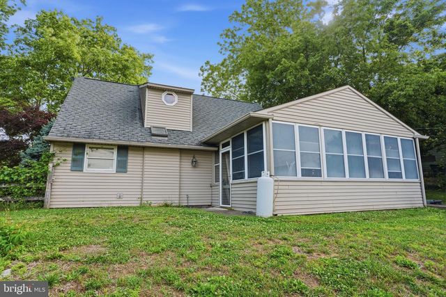 2 QUAY RD, Levittown, PA 19057