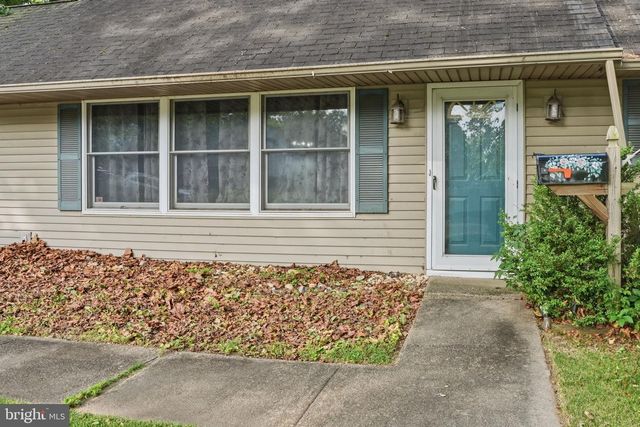 2 QUAY RD, Levittown, PA 19057