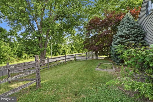 2 QUAY RD, Levittown, PA 19057