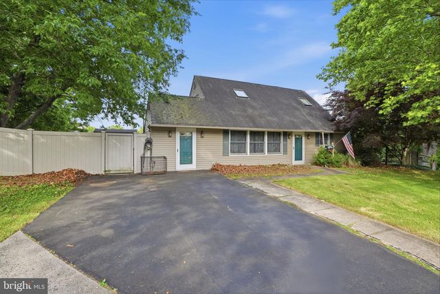 2 QUAY RD, Levittown, PA 19057