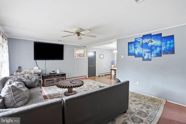 2 QUAY RD, Levittown, PA 19057