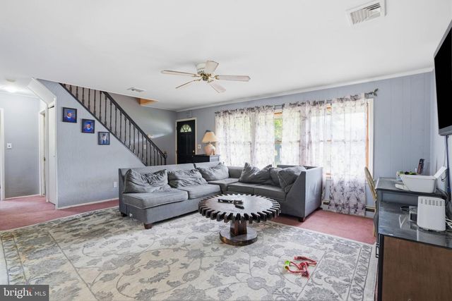 2 QUAY RD, Levittown, PA 19057