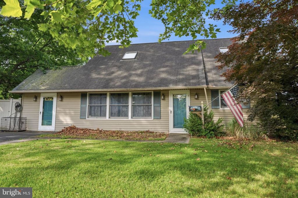 2 QUAY RD, Levittown, PA 19057