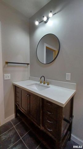 822 6TH Avenue S, Clinton, IA 52732