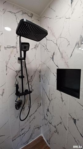 822 6TH Avenue S, Clinton, IA 52732