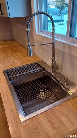 822 6TH Avenue S, Clinton, IA 52732