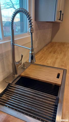 822 6TH Avenue S, Clinton, IA 52732