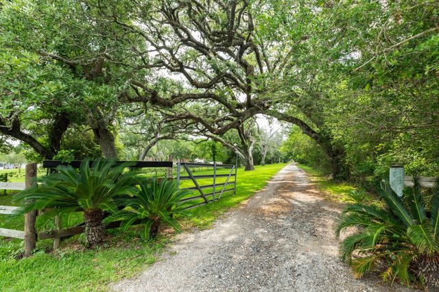 4821 County Road 288, Angleton, TX 77515