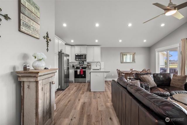 571 Puffin Avenue NE, Ocean Shores, WA 98569