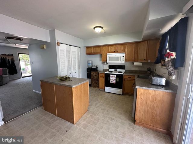 8 ELWOOD CT, Quakertown, PA 18951