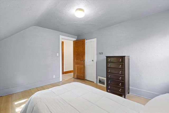 18905 W Linnie Lac PLACE, New Berlin, WI 53146