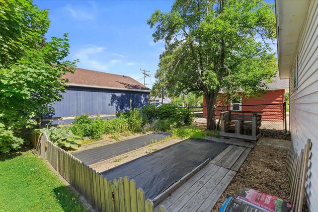 18905 W Linnie Lac PLACE, New Berlin, WI 53146